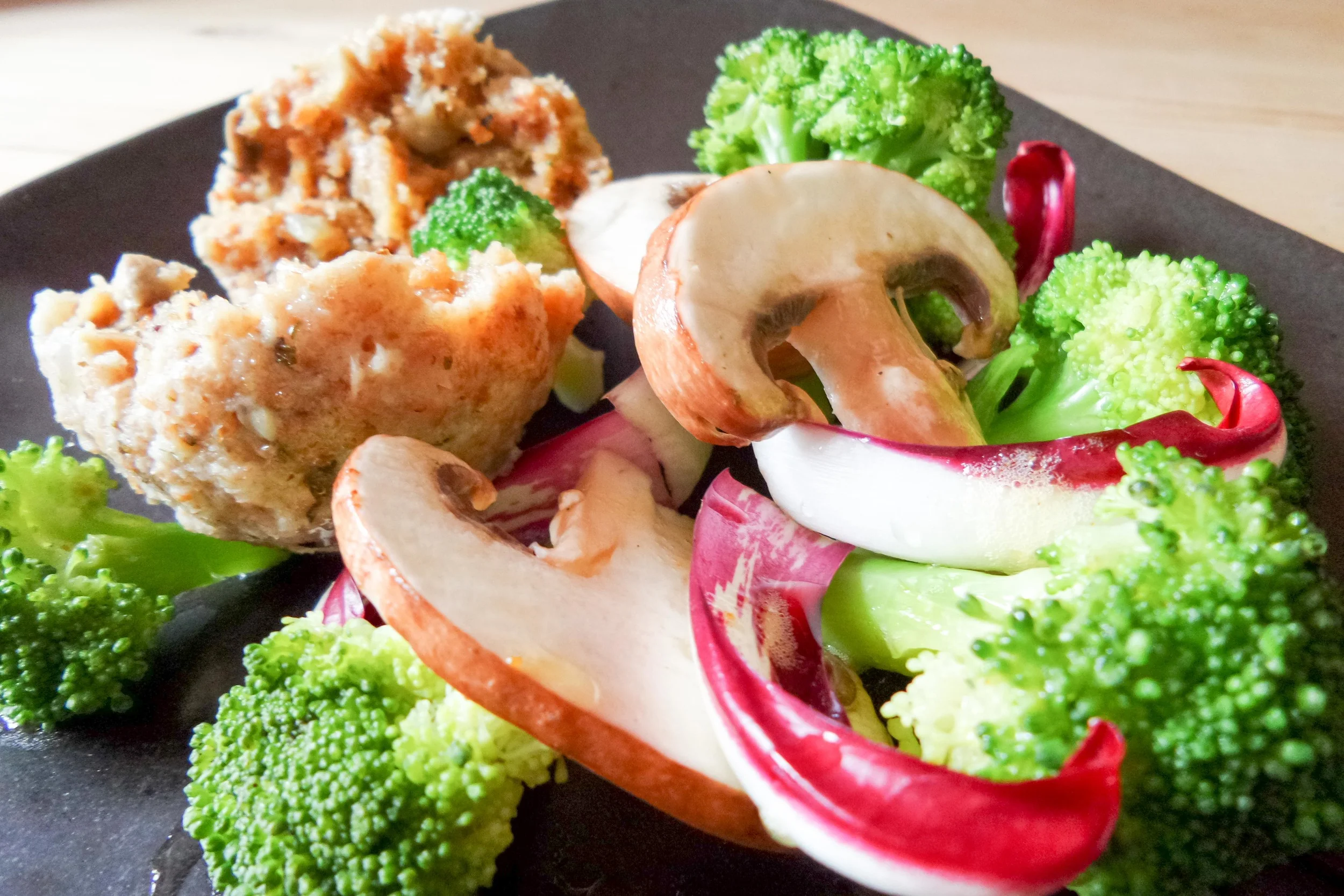 Vollkornknödel mit Champignons und gedämpften Brokkoli