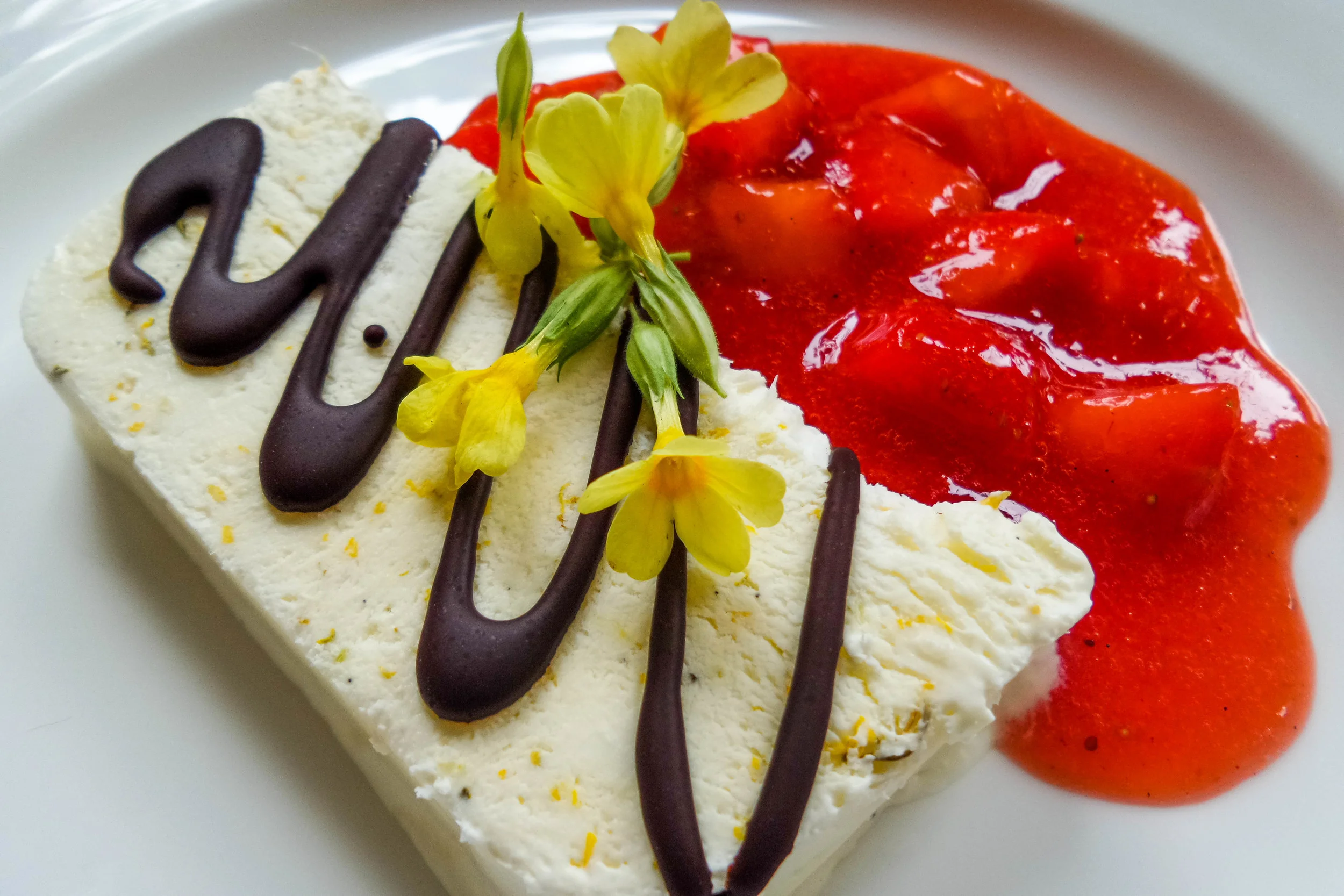 Löwenzahn-Himmelschlüsseleis mit Erdbeeren und Schokoglasur