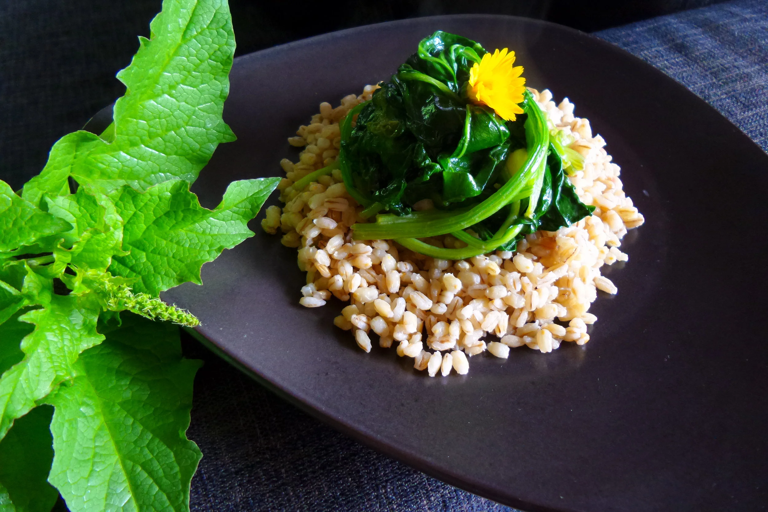Gerstenrisotto mit veganem Guter Heinrich-Mandelspinat