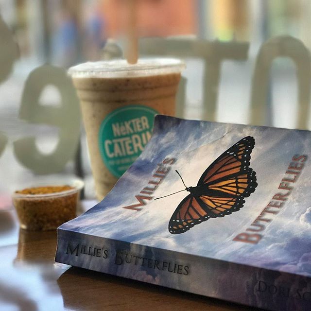Lunch break bliss. Get yours ☝️ Link is in our bio!! #lunch #Friday #lunchtime #break #breaktime #reading #read #bookworm #booklover #goodread