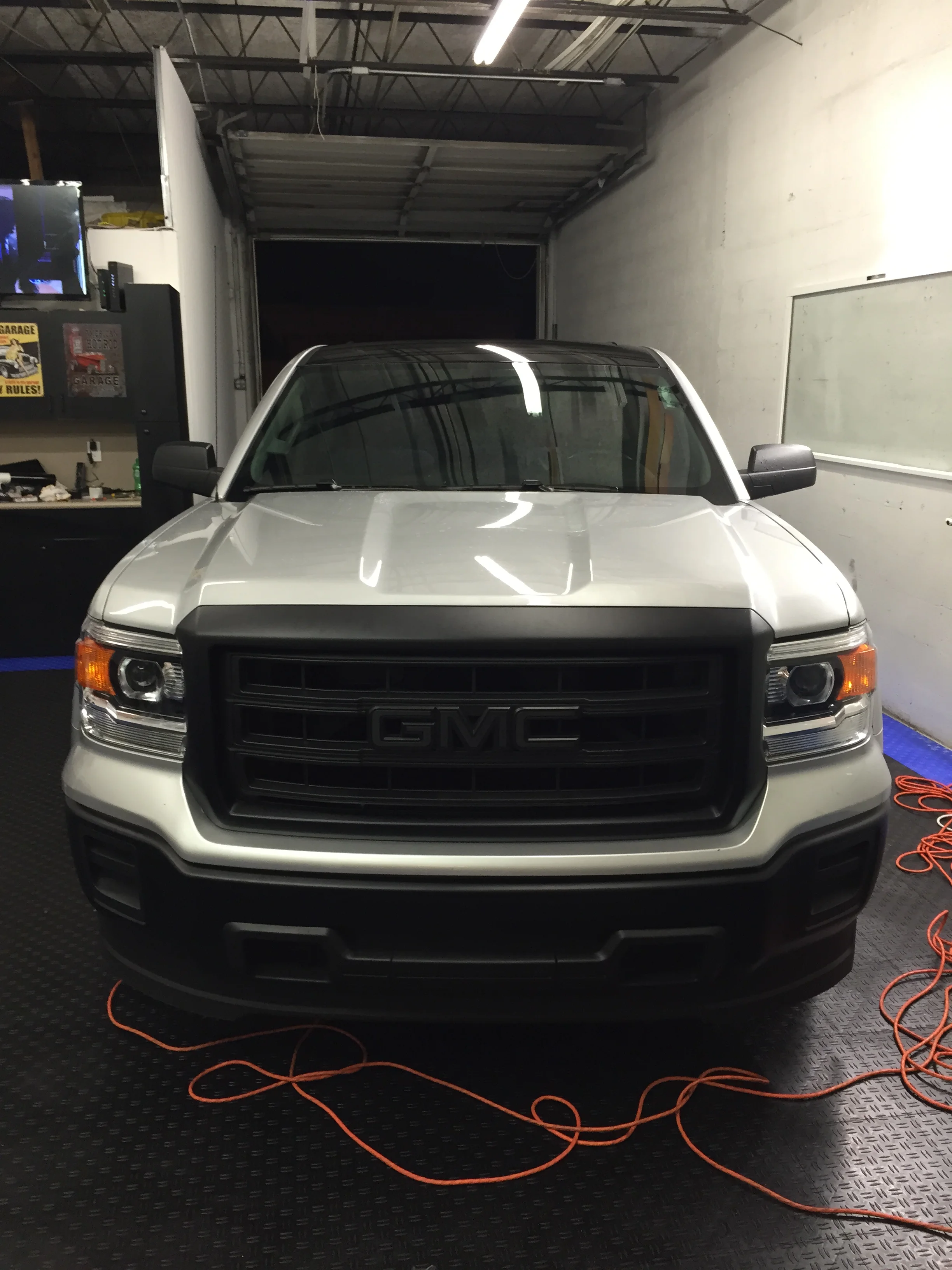 Wrap Roof gloss black with avery vinyl wrap, wrap grill , Front and back bumper with 3M 