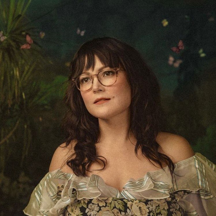 Hello everyone, we go live in about an hour with an amazing singer-songwriter artist Sara Watkins!
#conversationswithwomeninmusic @sarawatkins ✨

Sara Watkins of the Grammy-winning groups Nickel Creek and I&rsquo;m With Her, as well as Watkins Family