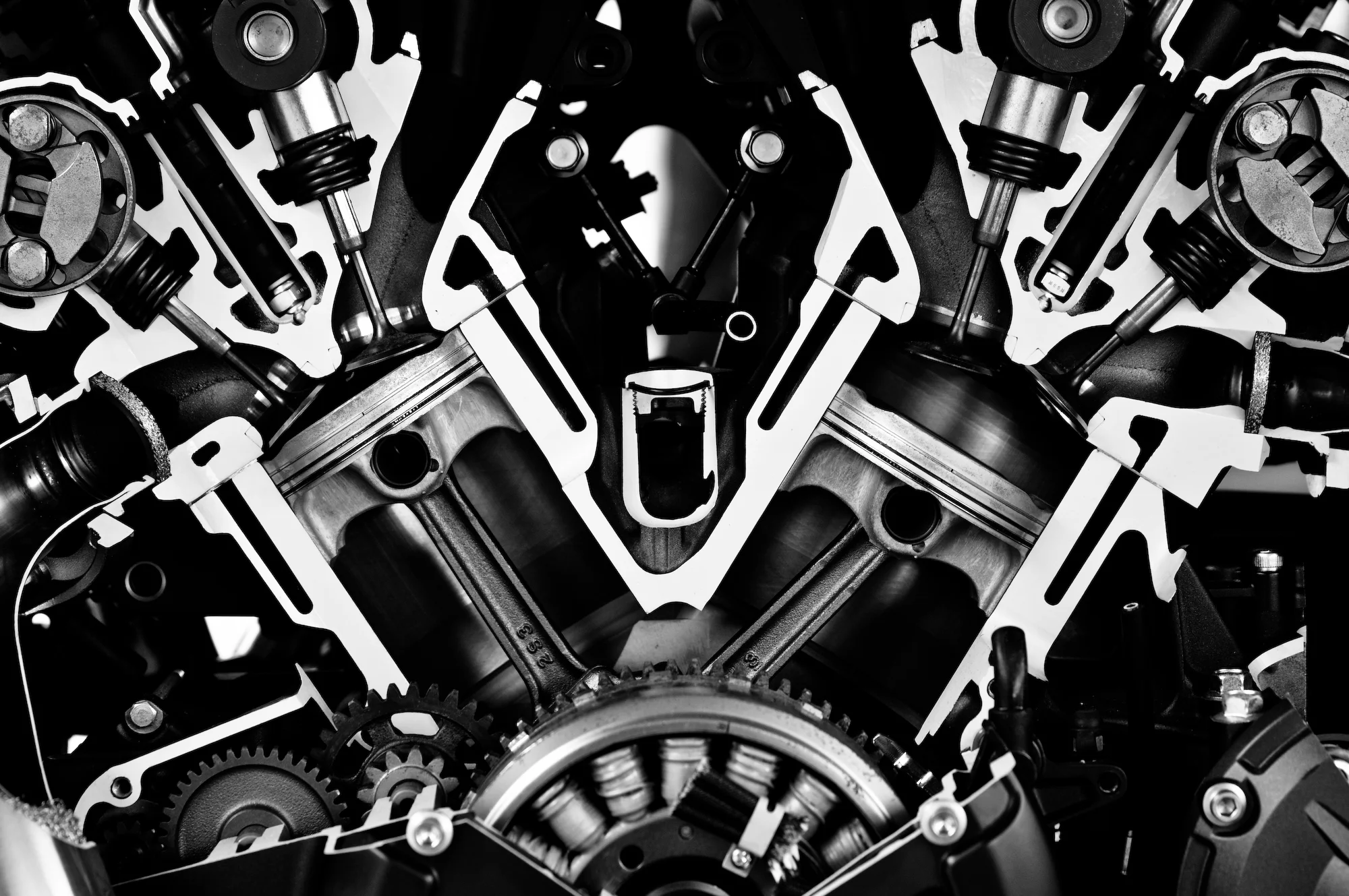 VMAX_day_2009._Engine_cutaway,_side.jpg