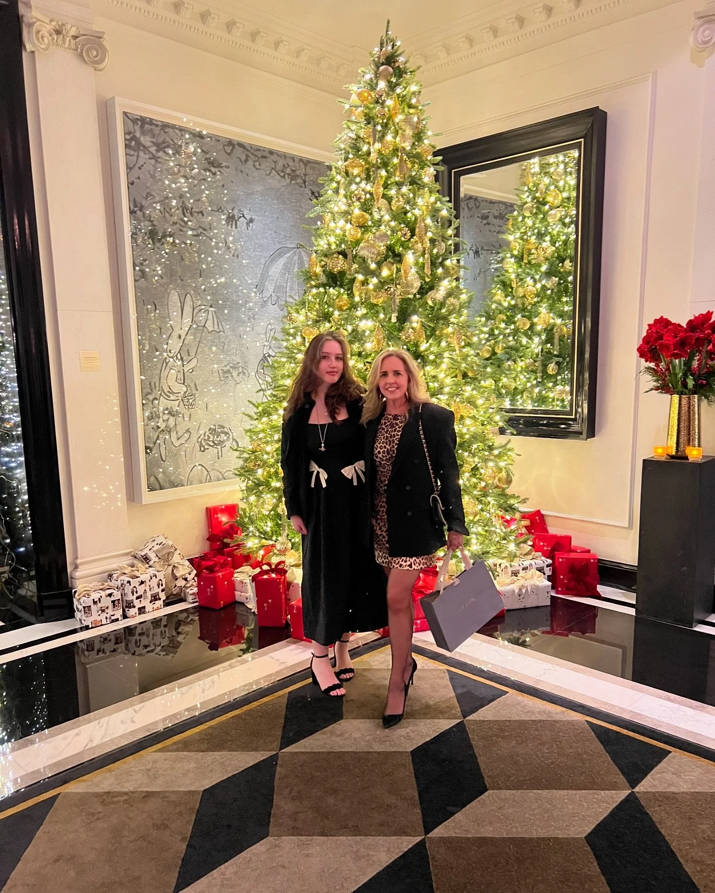 Two fabulous holiday kick off parties - congrats @shopburu on a stellar collection and to my glamorous friend @mariamk74 whose malachite earring match her green velvet upholstered walls - it’s called style, darling 🌲🎄 Are you ready? #nycholid