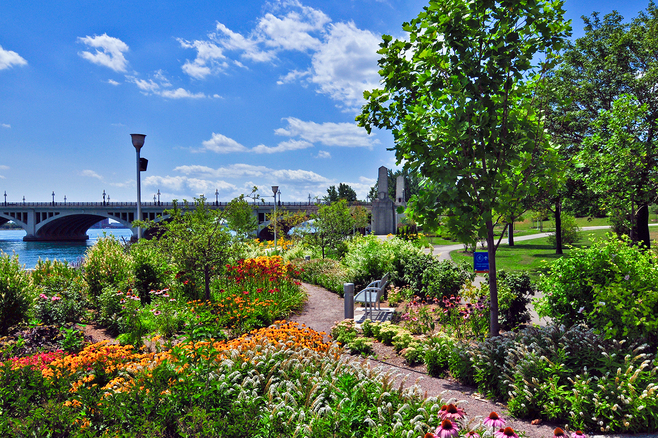 DetroitEastRiverWalk-2.jpg