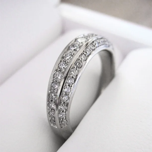 Wedding ring. White gold & diamonds.