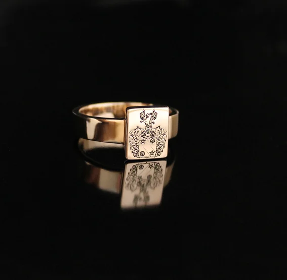 A modern signet ring in gold.