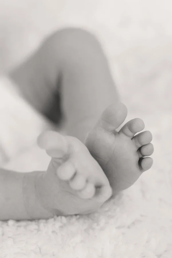 dallas-texas-newborn-and-family-lifestyle-portrait-session-north-dallas-dfw-allen-plano-richardson-frisco-mckinney-sasche-addison-web-16-bw.jpg