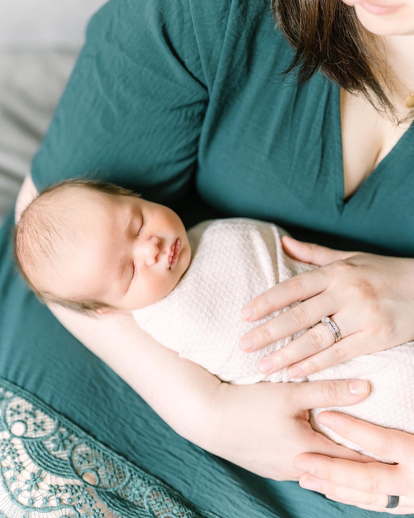 Capturing the serenity of baby Owen&rsquo;s arrival was such a joy! His natural poses and his family&rsquo;s loving embrace radiated the most gentle and calming vibe 🤍
.
.
.
.
.
#dallasnewbornphotographer #dfwnewbornphotographer #fortworthnewbornpho