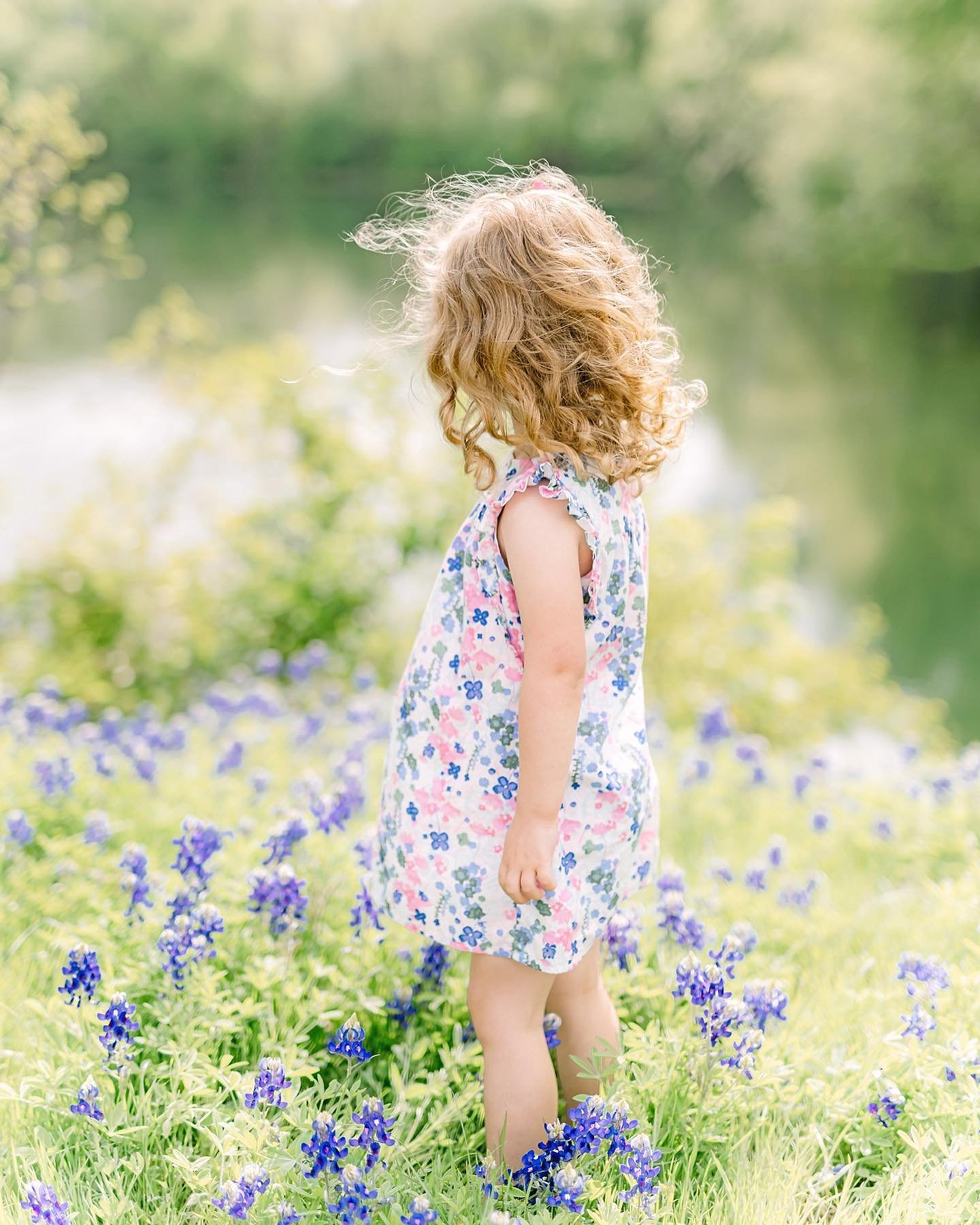Discovering the world through the eyes of a child, amidst a field of bluebonnets. Such sweetness reminding us to find beauty in the simplest of moments 🤍
.
.
.
.
.
#dallasfamilyphotographer #dfwfamilyphotographer #fortworthfamilyphotographer #planof