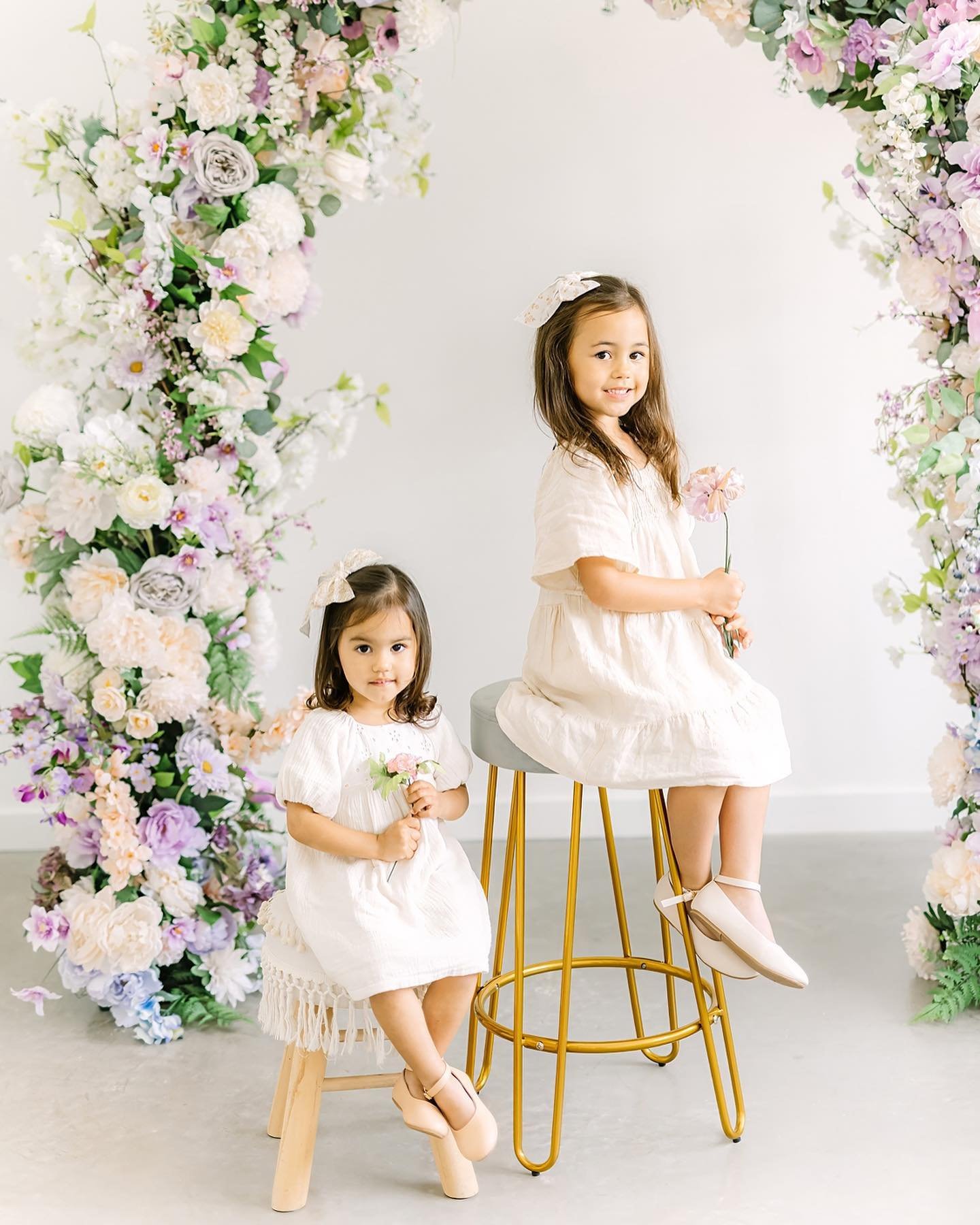 Capturing moments of sisterly love in the studio was an absolute dream 🤍 With the minimal but oh-so-gorgeous florals and a backdrop of soft pink hues, the atmosphere was simply magical and the perfect setting to photograph these two sweet sisters.
.