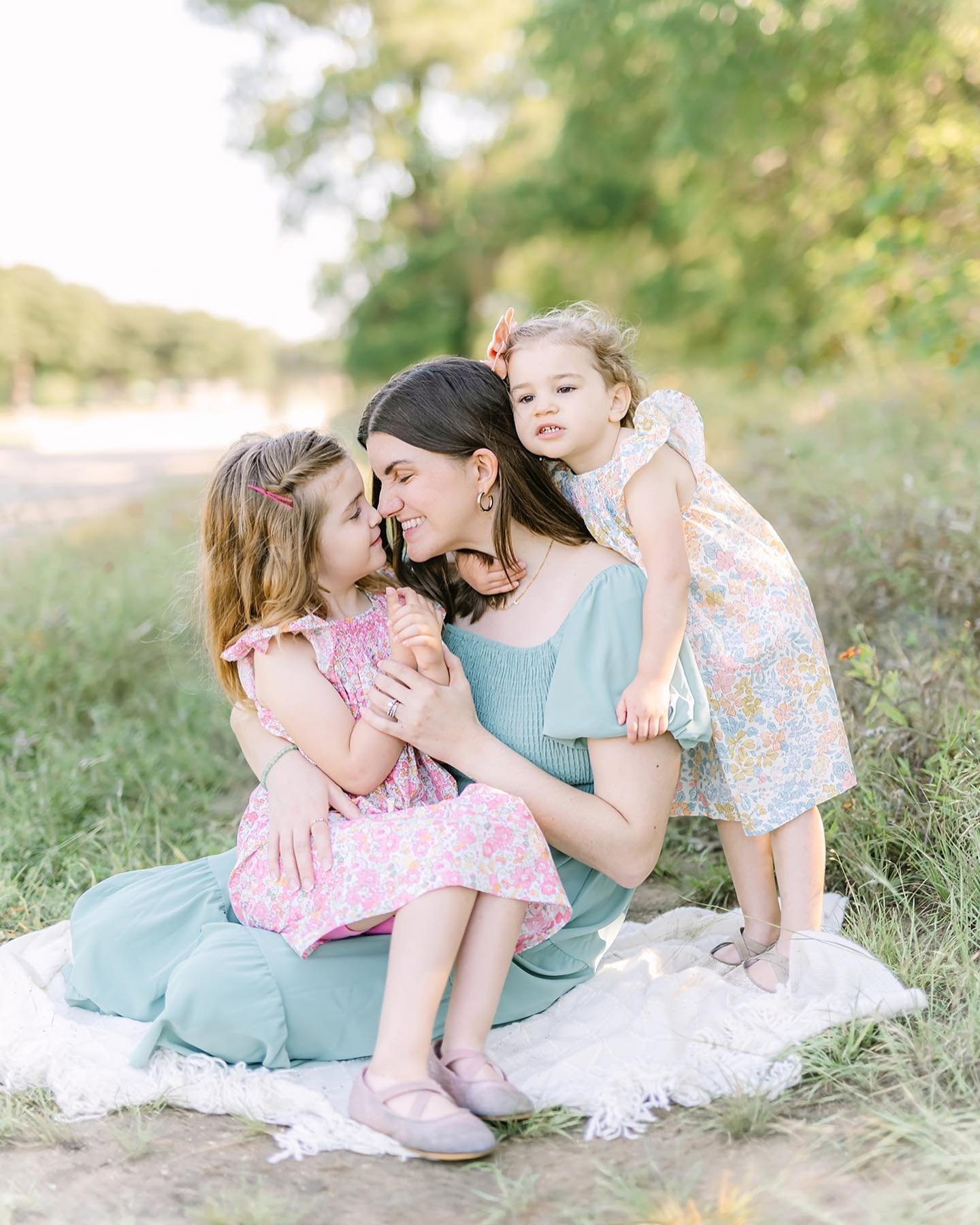 Couldn&rsquo;t have asked for more beautiful weather or a sweeter family to photograph this morning 🤍

We made sure to take our time to get plenty of genuine smiles and laughter! Now they&rsquo;ll get to choose which photographs get edited to perfec