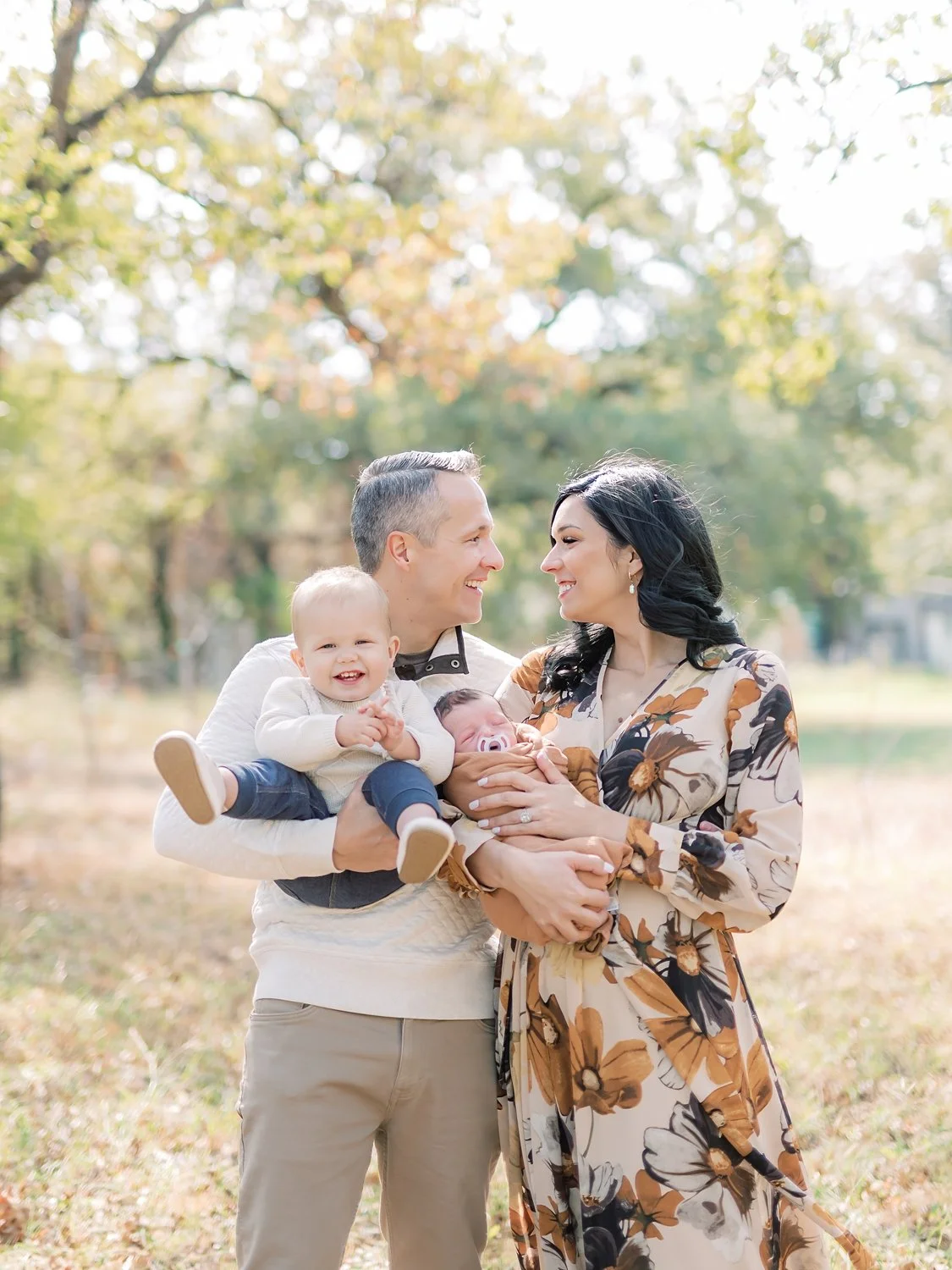 Capturing the Warmth of Fall: A Heartwarming Family Photoshoot