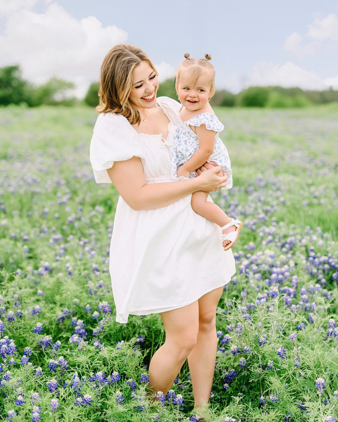 Cloudy skies and bluebonnet blooms 🤍 This sweet trio made the most of the soft spring light&mdash;and their little girl was all smiles among the flowers. Whether the sun is glowing or the clouds are rolling in, every kind of light has its own beauty
