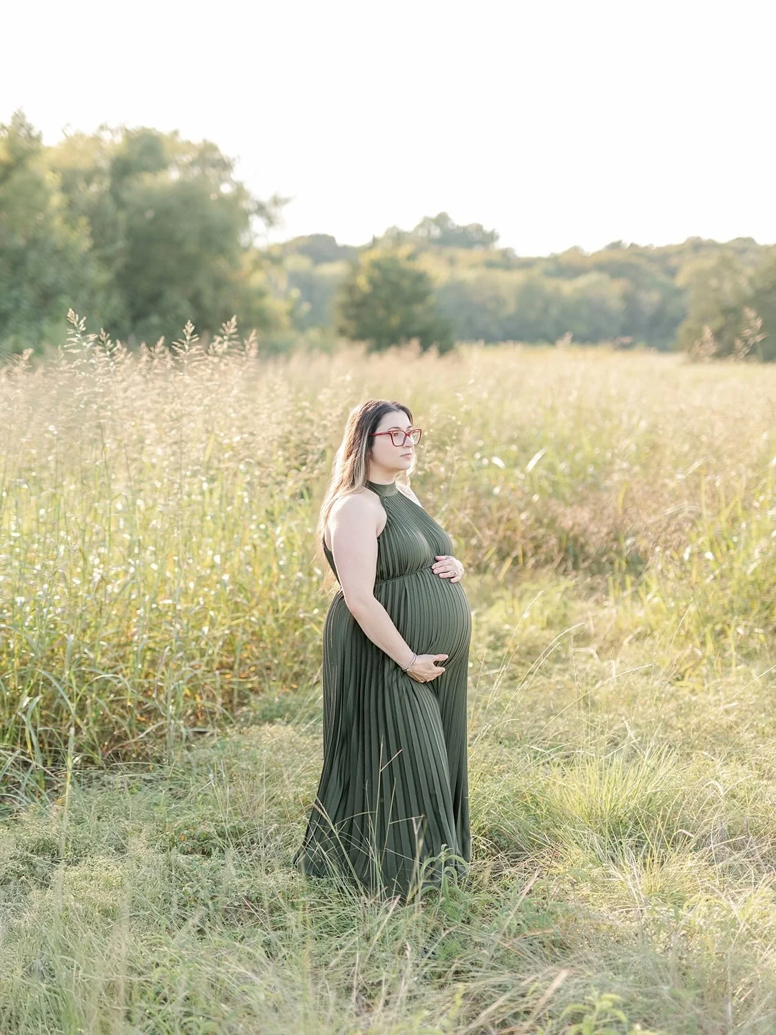 Golden light, quiet joy, and the sweetest anticipation. These sun-kissed moments are the kind you&rsquo;ll never forget&mdash;the calm before the most beautiful new beginning&hellip;
.
.
.
.
.
#dallasfamilyphotographer #dallasmaternityphotographer #m