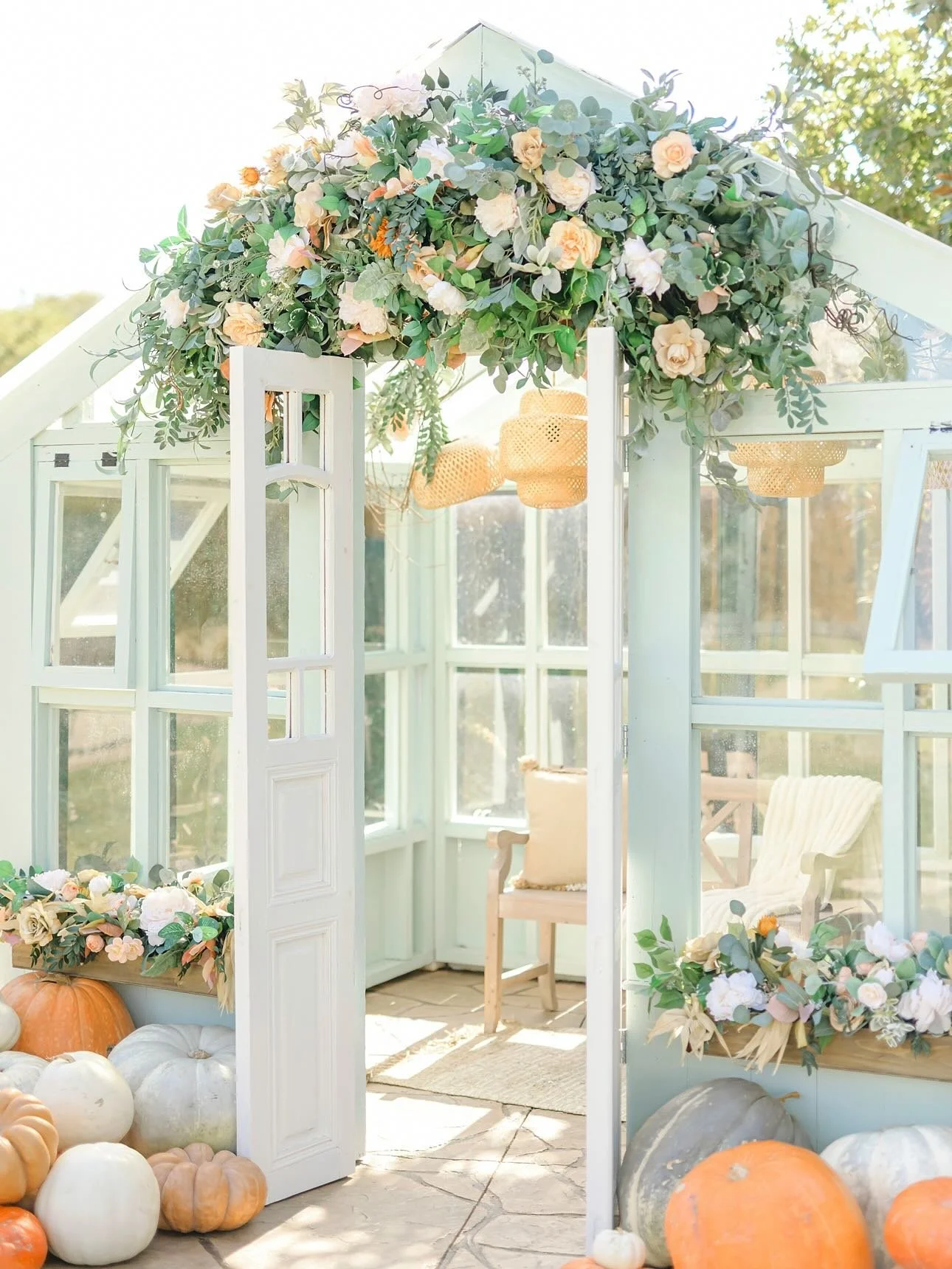 Reliving these sweet fall moments from last year&rsquo;s Autumn Greenhouse Mini Session event 🍂
I just a few spots left for this Saturday afternoon (10/18). Link and details in story and bio. Would love to see you there!

 #dallasmini #dallasminises