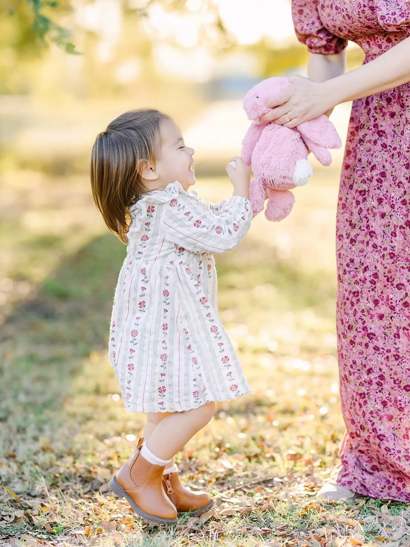 Hope you&rsquo;re savoring this sweet stretch before Christmas&hellip; there&rsquo;s just something about these in-between moments that feels extra magical this time of year ✨
.
.
.
.
.
#dallasfamilyphotographer #dfwfamilyphotographer #planofamilypho