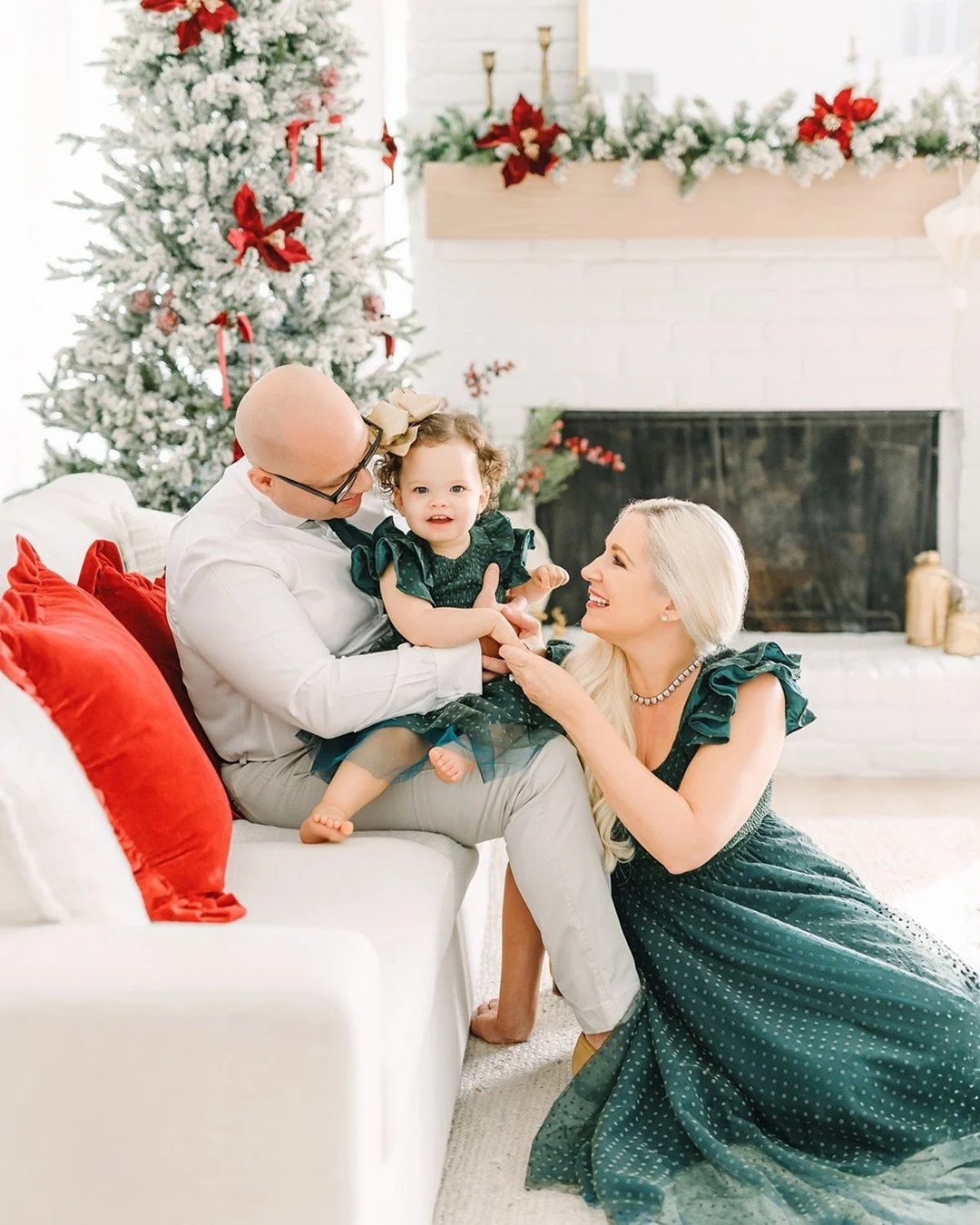 The first of many holiday mini sessions to share 🎄So thankful to photograph some of my favorite families and welcome some new ones this season. More festive goodness coming soon! 
.
.
.
.
.
#dallasfamilyphotographer #dfwfamilyphotographer #planofami