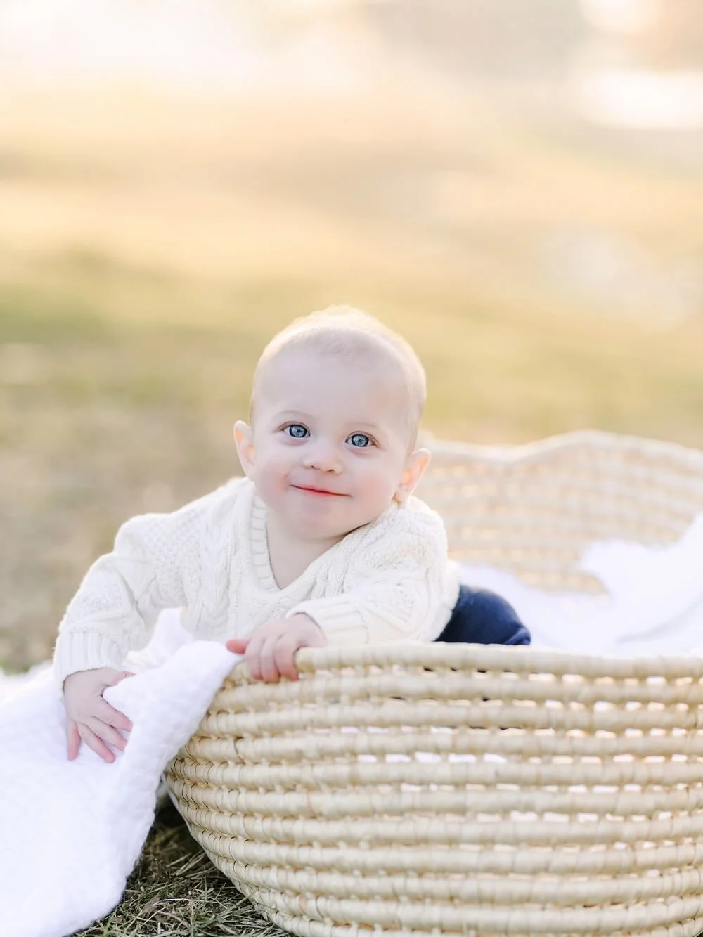 My final portrait session of 2025, and what a sweet one to end with 🍁 Cozy, hazy, beautiful&mdash;just like the start of winter&hellip;
.
.
.
.
.
#dallasfamilyphotographer #friscofamilyphotographer #mckinneyfamilyphotographer #planofamilyphotographe