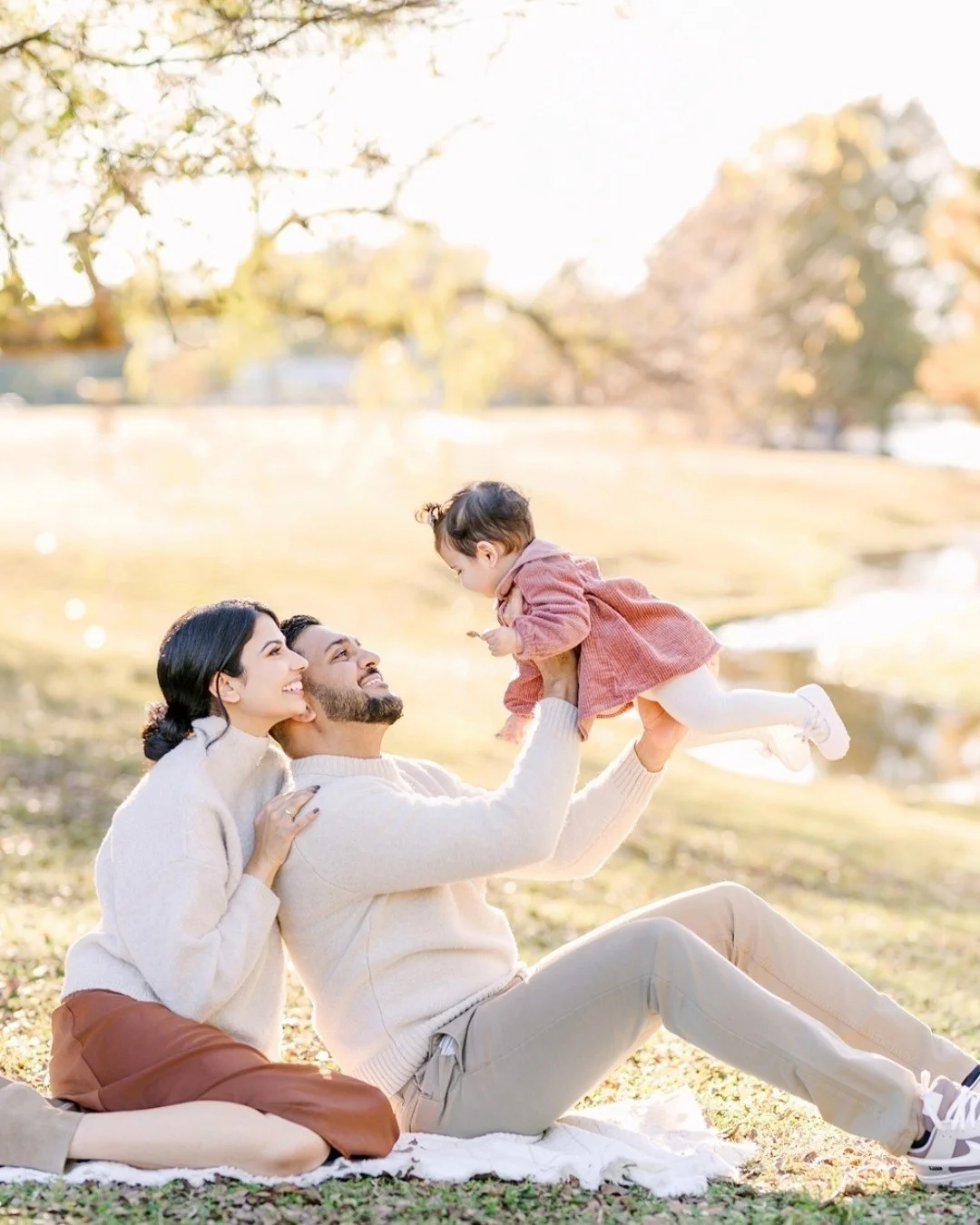 This session was truly lovely 🍂
Soft, light-filled fall tones, the most beautiful natural light, and a sweet family soaking in their baby girl&rsquo;s very first upcoming Christmas season. If you&rsquo;re dreaming of photos that feel cozy, effortles