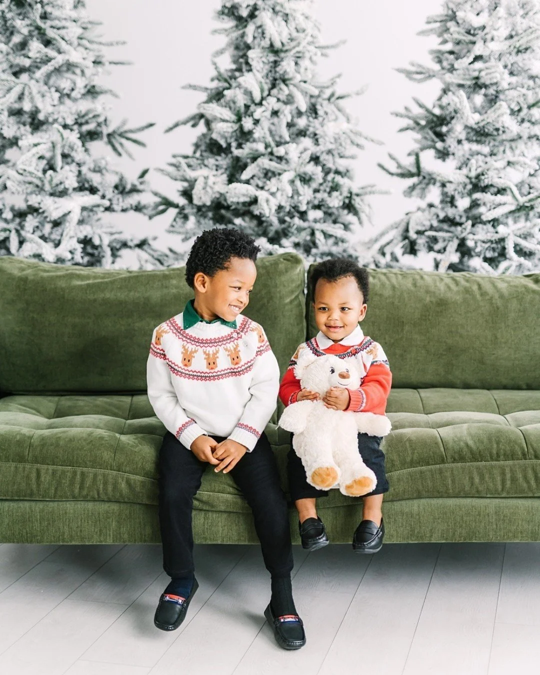 All the joy of the season, one frame at a time 🎄
From big smiles to sweet in-between moments, this holiday mini captured so much heart. Swipe to see more 🤍 

#dallasfamilyphotographer #dfwfamilyphotographer #planofamilyphotographer #mckinneyfamilyp