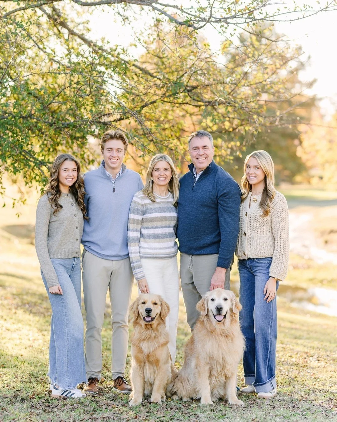 With Christmas just a few days away, there&rsquo;s nothing sweeter than having everyone home for the holidays. Familiar laughter, time together, and the joy of your family pets &mdash; this fall session was such a beautiful reminder that these moment