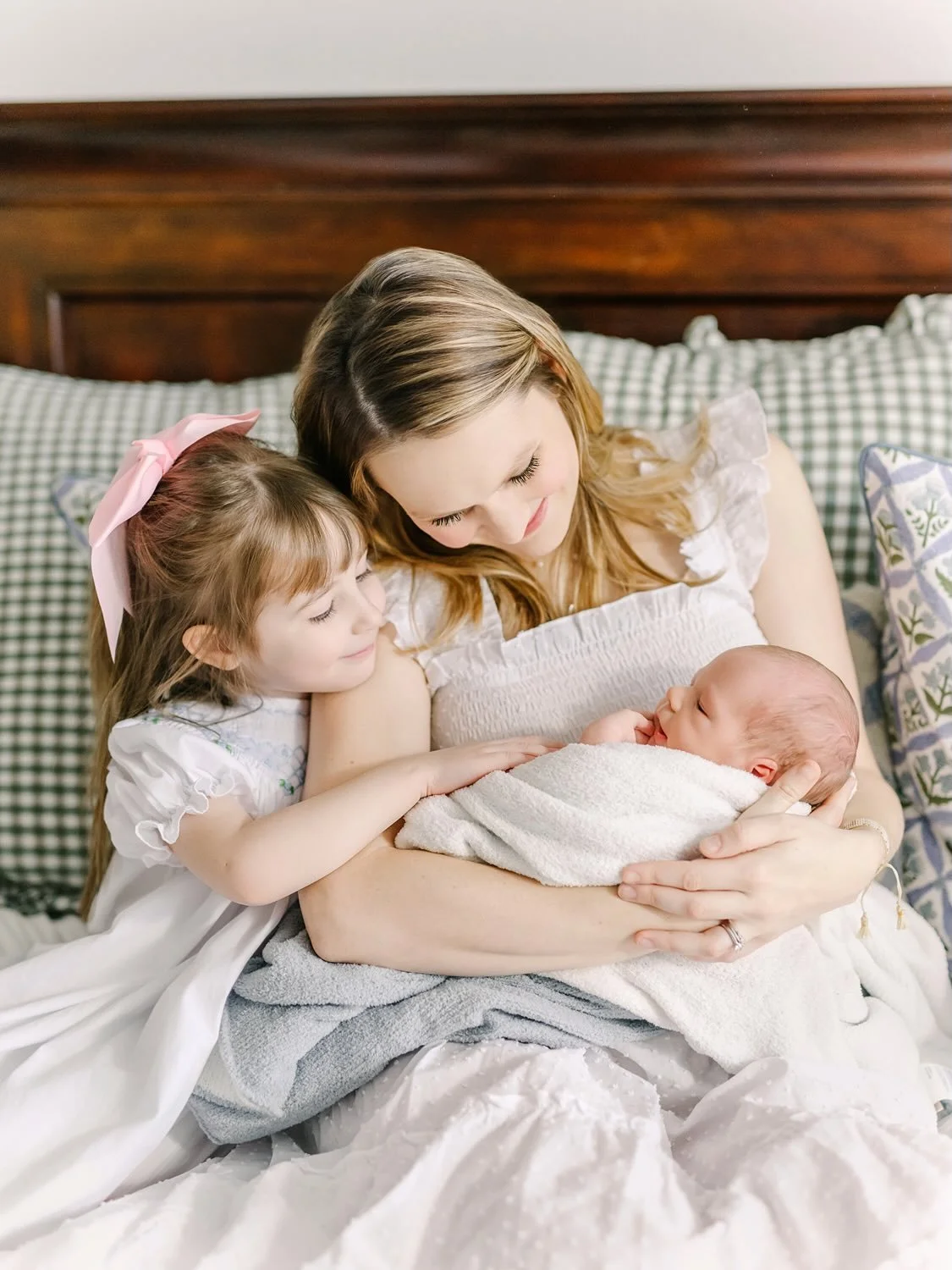 Bringing home a new baby changes everything in the sweetest way 🤍

More footsteps in the hallway.
More little voices.
More hands reaching to hold and love on each other&hellip;
.
.
.
.
.
#dallasnewbornphotographer #dfwnewbornphotographer #planonewbo