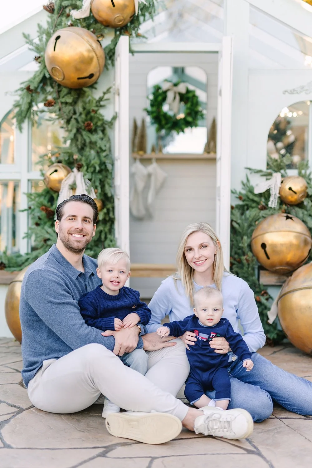 dallas-christmas-greenhouse-mini-session-6 (7).jpg