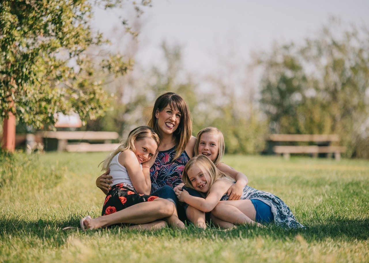 family-g34f67ed1c_1280.jpg