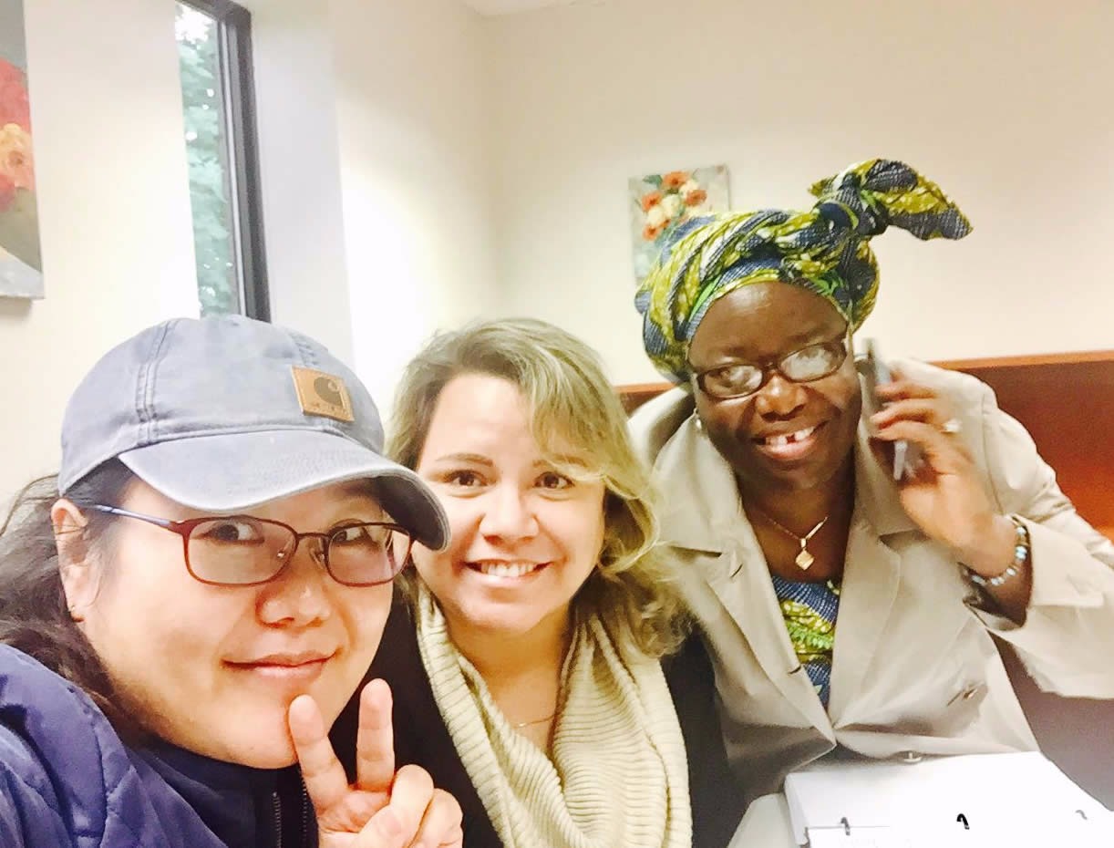 RACHEL FROM KOREA, ECIANE FROM BRAZIL, OPAH FROM ZIMBABWE. ESTUDANDO NA BIBLIOTECA