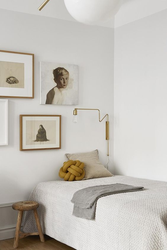 BEDROOM GALLERY WALL | via The Design Chaser