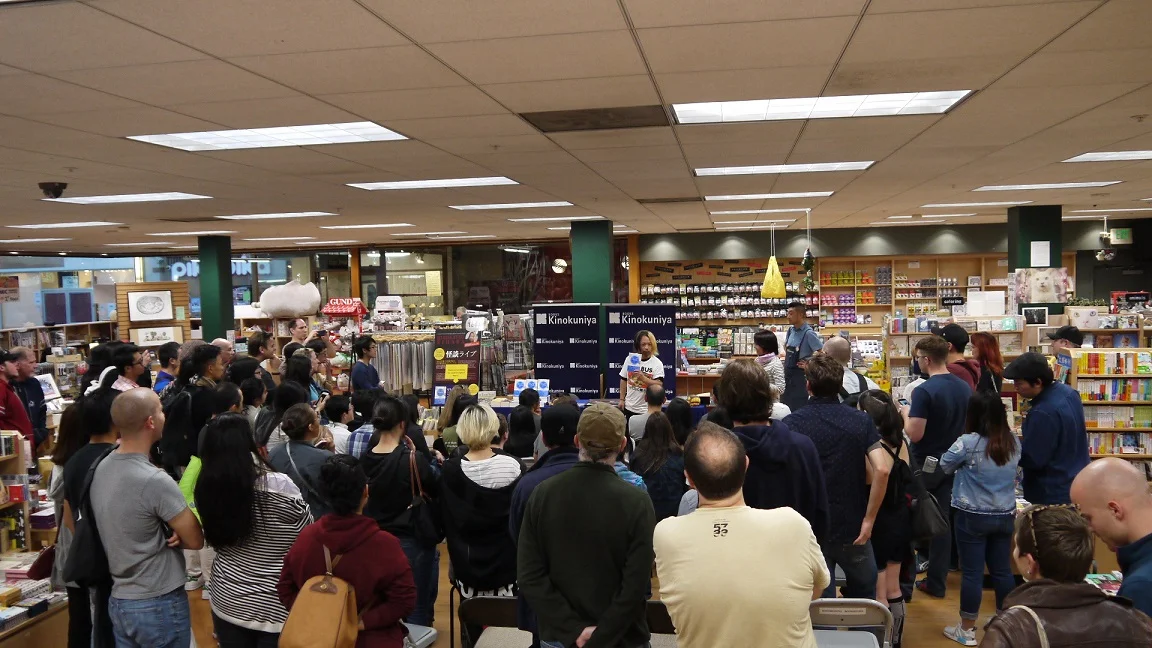 Hirokatsu Kihara speaks to the audience of Kinokuniya.