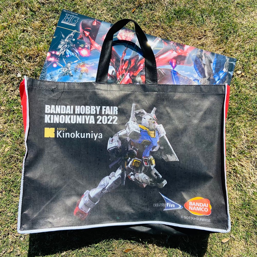  Kinokuniya Exclusive Bag on grass 