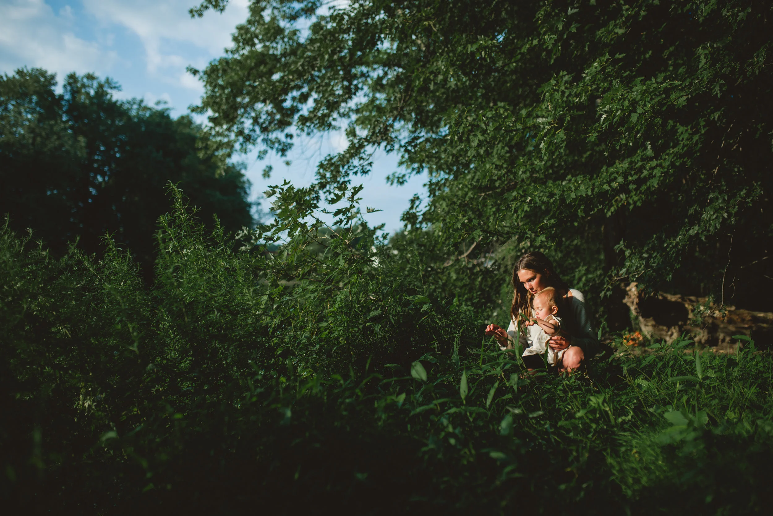 outdoor breastfeeding photo session