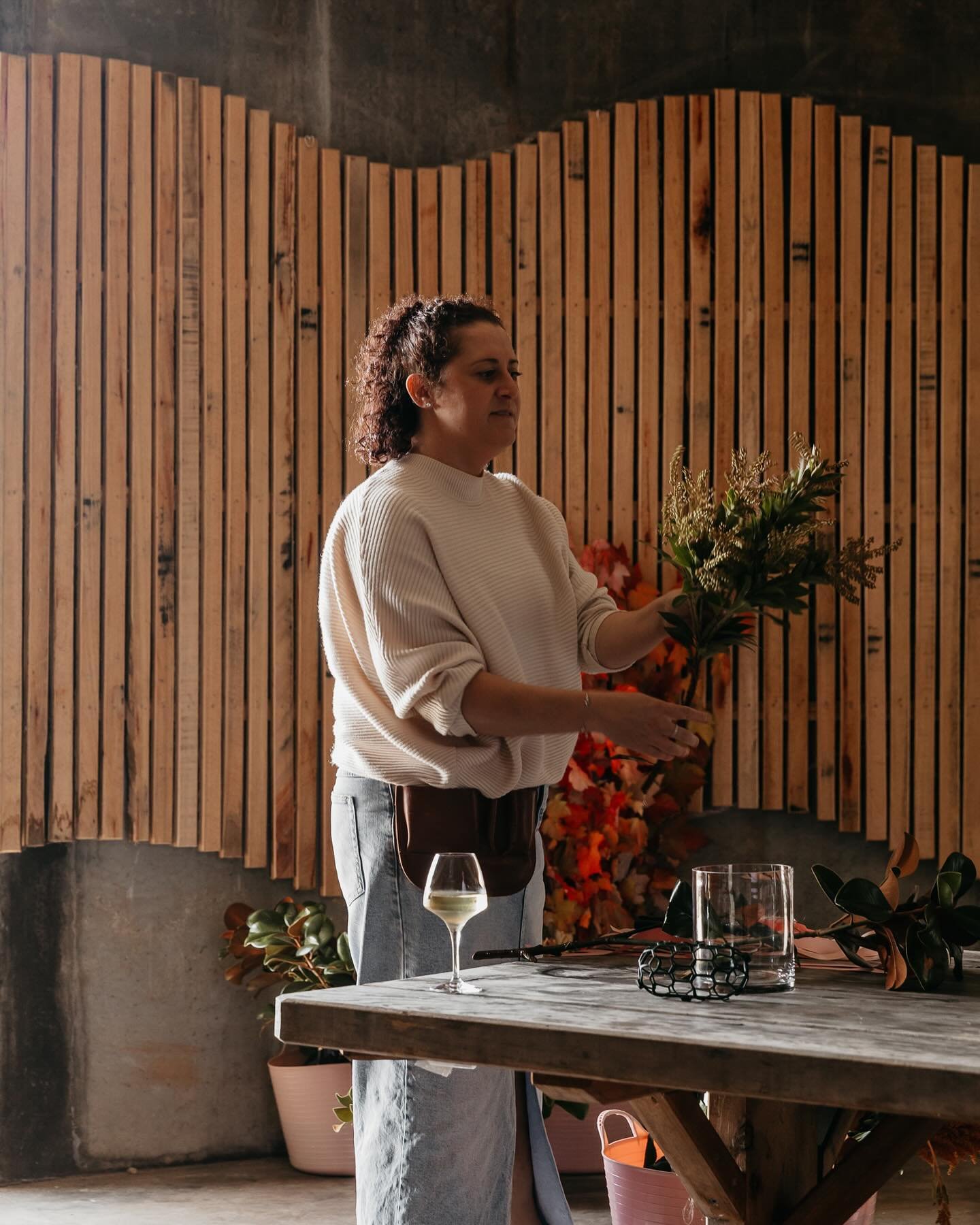 Who doesn&rsquo;t love Pinot and posies?! Last weekends collab with @peninsulaposyproject was a delight! Thanks everyone for coming down, will be sure to do this again. And how spectacular does the barrel room look all fancy 🌸🍂🍷

Keep an eye on so