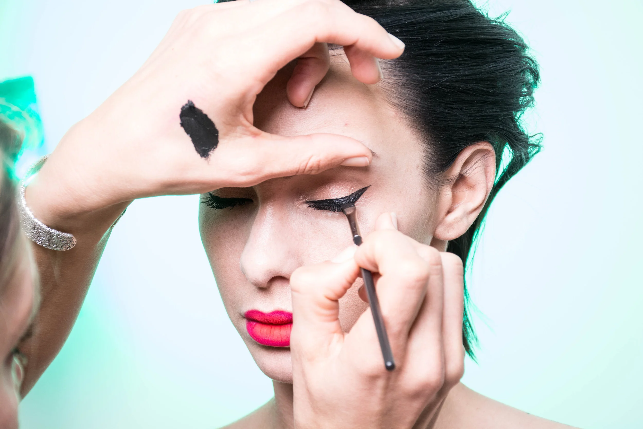 Friday Make-up Tip: Get in Line