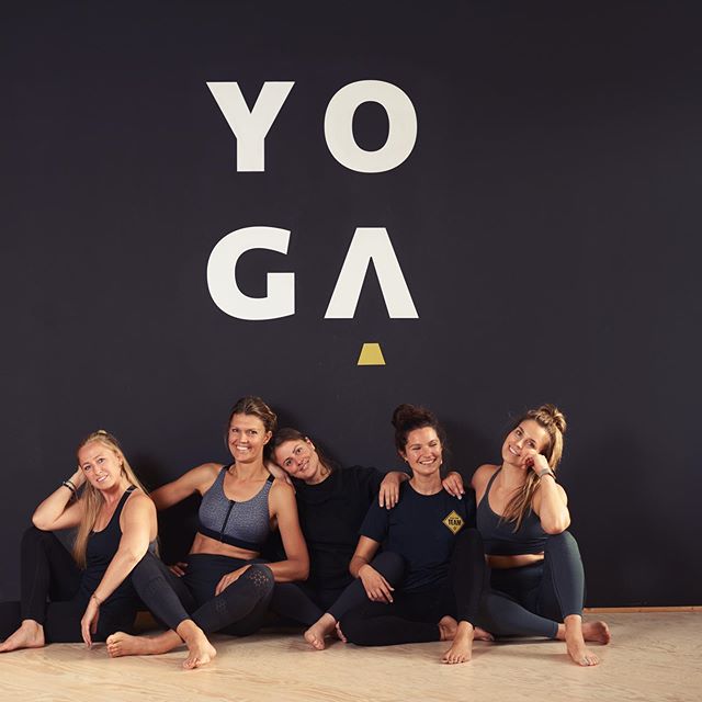 Being part of this team! 💛✨ #oneteam beautiful souls.. #yogacommunity great classes!! Join us to experience the vibes @sportclubheteiland 
@yogavibe_antwerp_ @anouk_van_den_nyden @intimichi @thealiceavery 
From yin to hip hop yoga 🧘🏼&zwj;♀️ ⚡️ bei