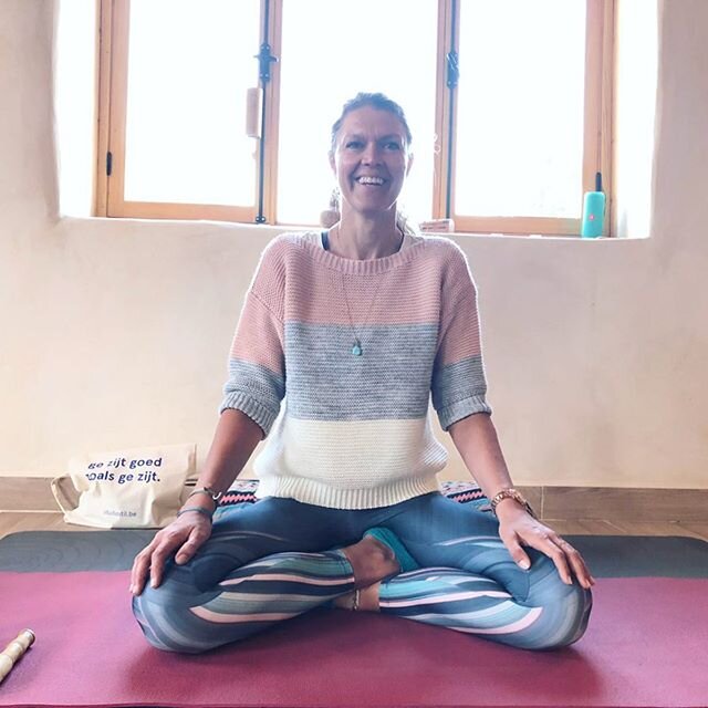 Divine Feminine yoga retreat in Essaouira @riadlesdeuxmondes 
A retreat focused on Self-Love. Sharing beauty rituals to feel gorgeous inside and out. 🌺
Five elements in Traditional Chinese Medicine with Qigong and yoga practices. Gua Sha self-massag