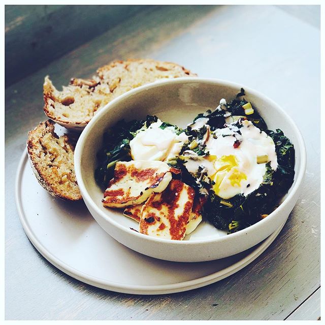 Green Shakshuka: swapping out the tomatoes for all the good greens 🥬 in this take on a brunch favourite. A mix of chard, kale and spinach, lightly spiced with green chilli and cumin. Served with crispy halloumi and sourdough fresh out the oven makes