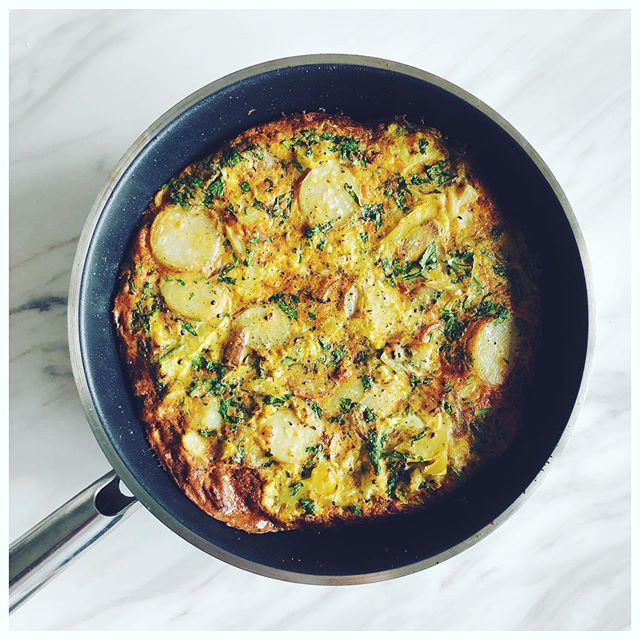 It&rsquo;s been a while since my kitchen has seen much action but easing in with this curried cauliflower and potato frittata from #Green by @ellypear. Lunches done ✅ .
.
.
#plantbased #greens #eggs #mealprep #sundays #backinthekitchen