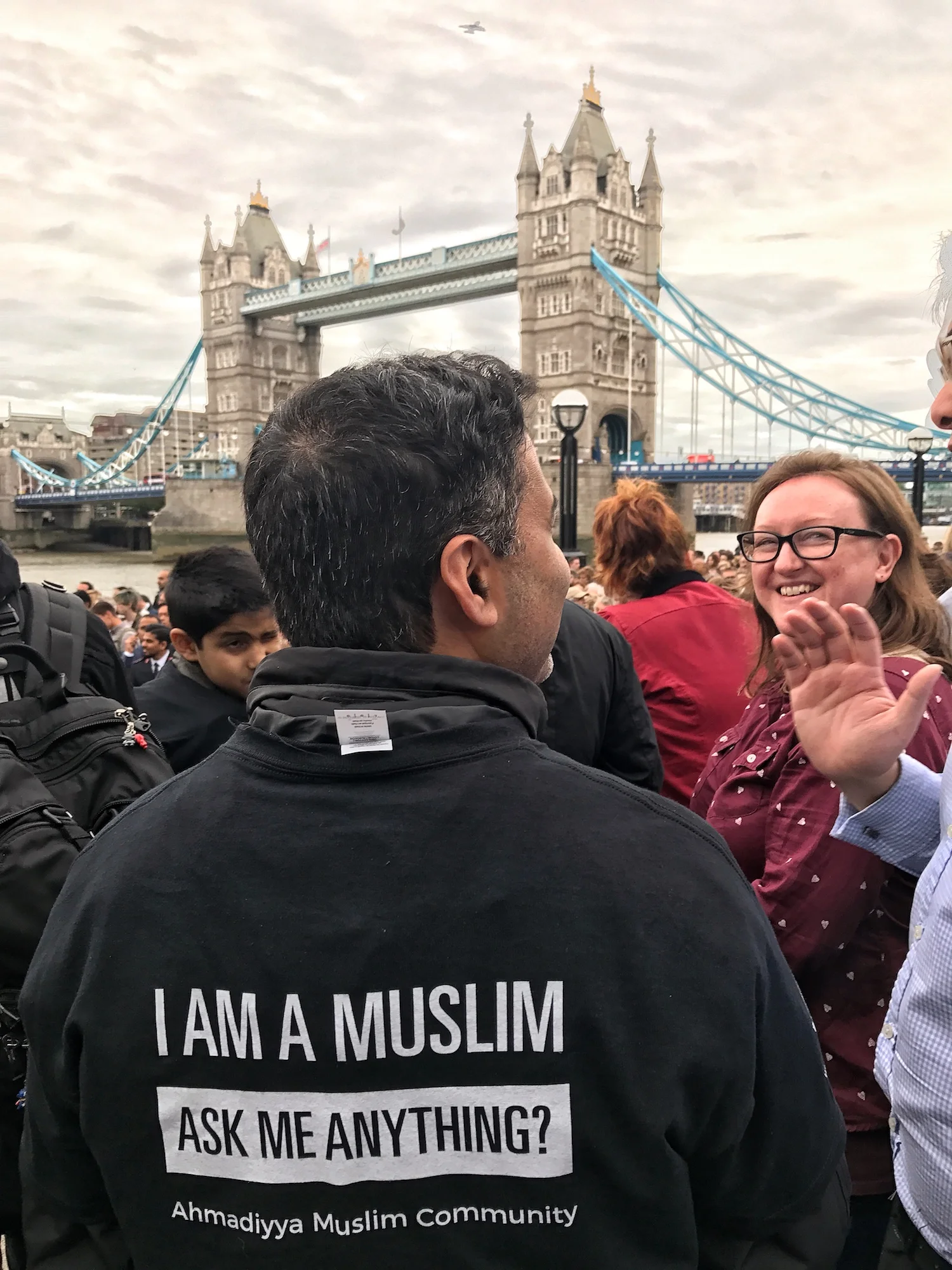 Man wearing, I am A Muslim, Ask Me Anything shirt.