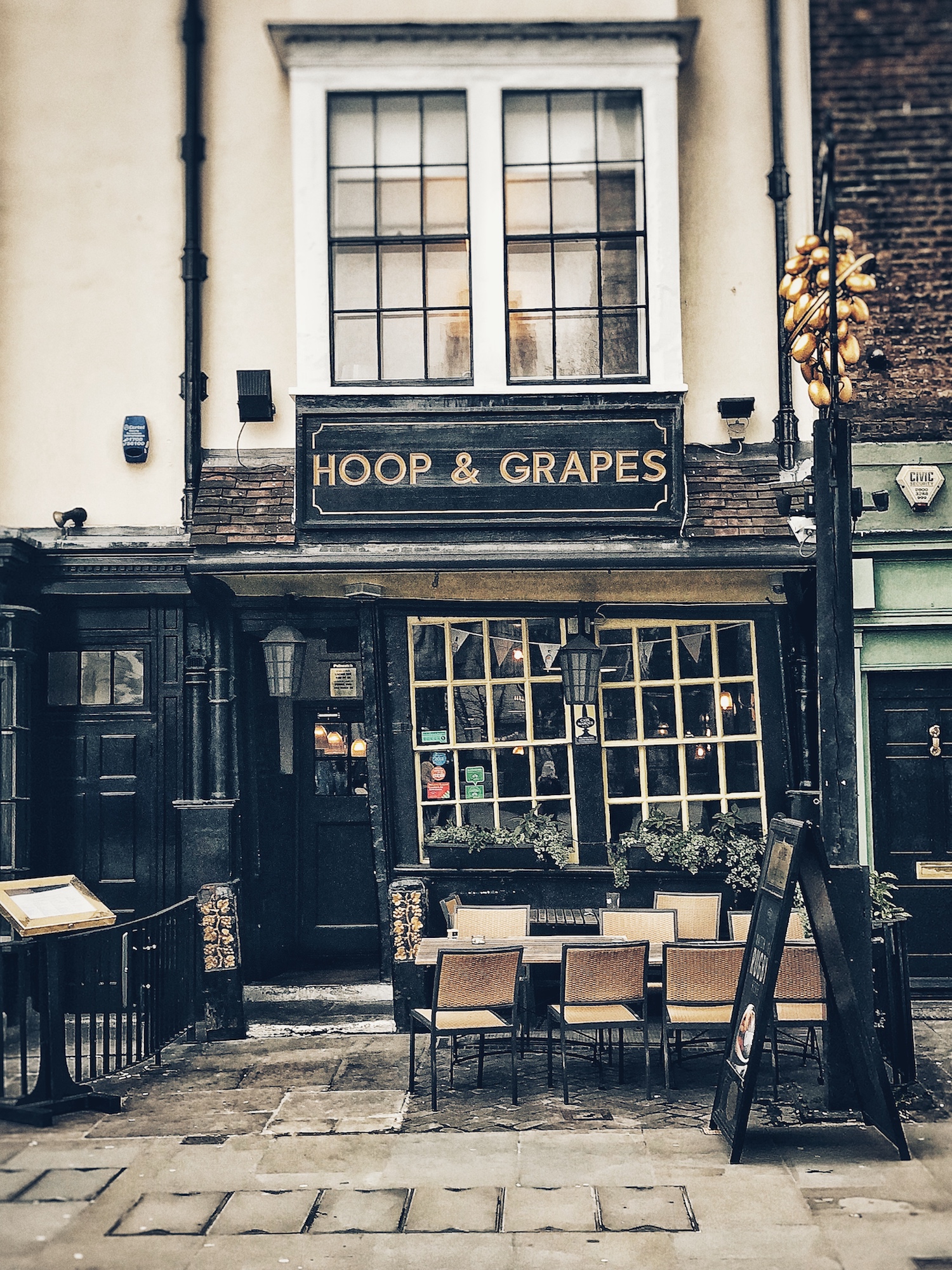 A BROAD IN LONDON ~ THE OLDEST DRINKING ESTABLISHMENTS IN LONDON