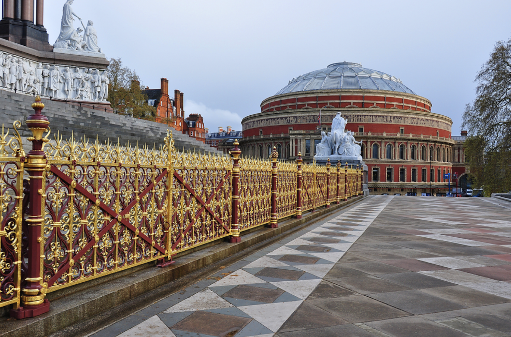 EXt of Royal Albert Hall by Monument .png