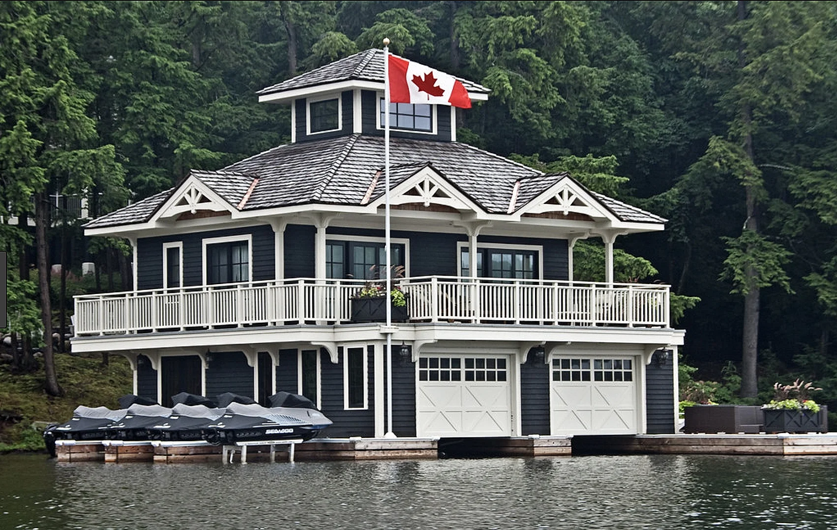 Muskoka+boarhouse+with+Canadian+Flag.jpg