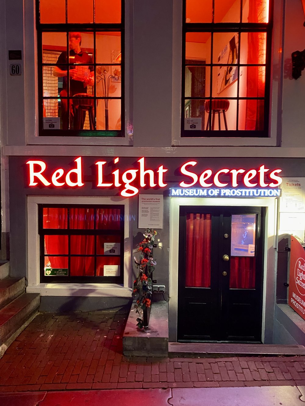 onsdag Nybegynder tvivl A Girl in The Red Window. My Hour With a Prostitute in Amsterdam's Infamous Red  Light District — A-Broad In London