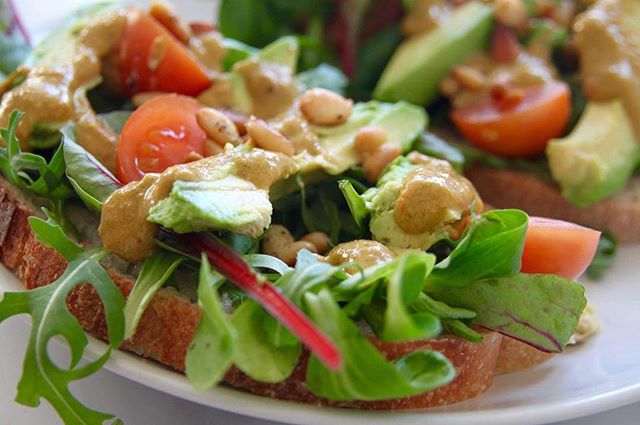 🌿Tomato Pesto Sandwich with Toasted Pinenuts🌿#eatyourgreens #vegan #avocado #veganpesto #easymeals #lunchtime #dinnertime