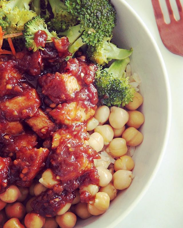 🌿Peanut Tofu Buddha Bowl 🌿#vegan #buddhabowl #peanutsauce #healthyfood #glutenfree #chickpeas #tofu #cleaneating #lunchtime #quickmeals