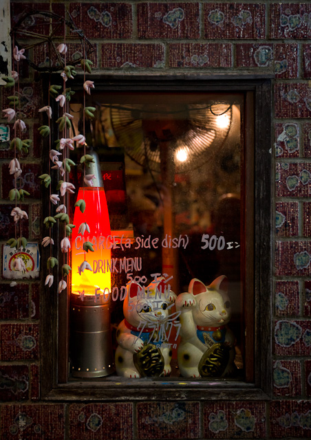 Golden_Gai_Cats_in_window