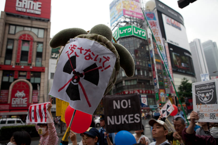 Anti Nuclear protest in Tokyo, Japan on June 11, 2011. 6月11日2011年に東京で原発反対デモ。