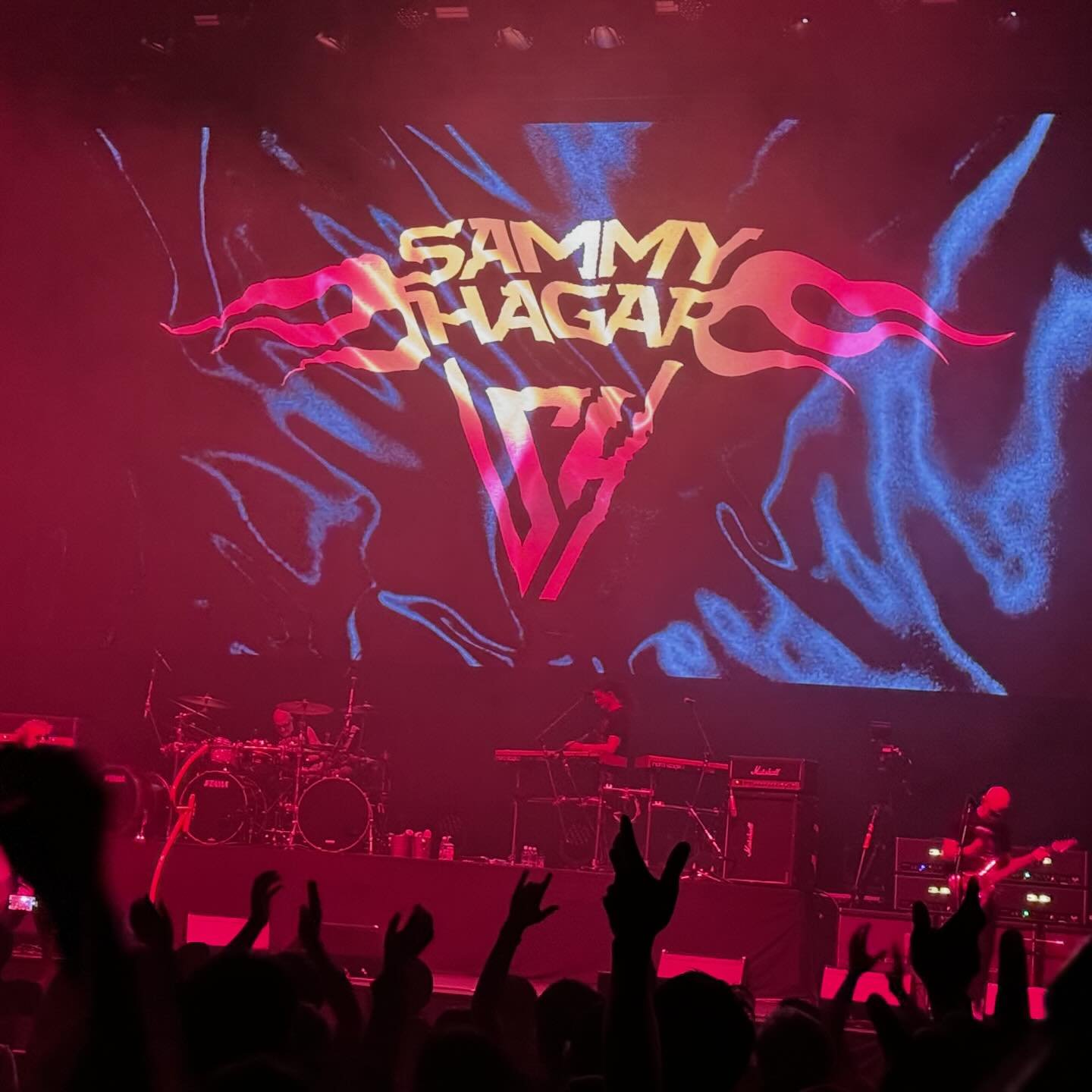 Fun night listening to @sammyhagar @joesatriani and @mad_anthony_bassman on the Best of Both Worlds Tour stop in Tokyo. 
#bestofbothworlds #vanhalen #sammyhagar #joesatriani